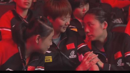 陈熠找王曼昱复盘。赛场上，王楚钦与张本智和的比赛，正在拼的热火朝天。场边
