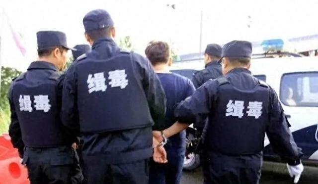1990年，24岁的缉毒警明正彬首次打入毒贩内部，交接货当天，不料，一名身穿制服