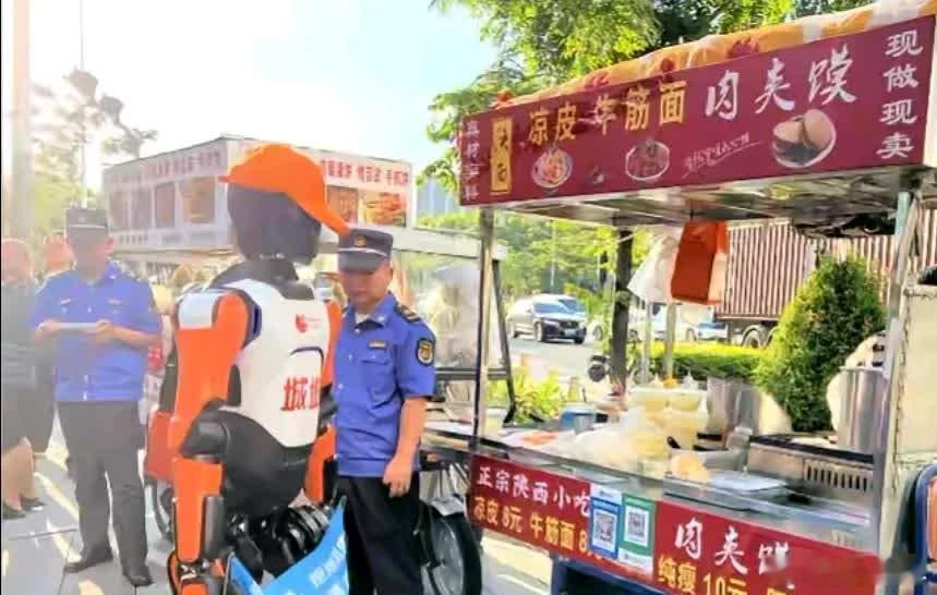 深圳街头居然出现机器人城管了？！一对叫“城城”和“管管”的机器人，不但会语音劝