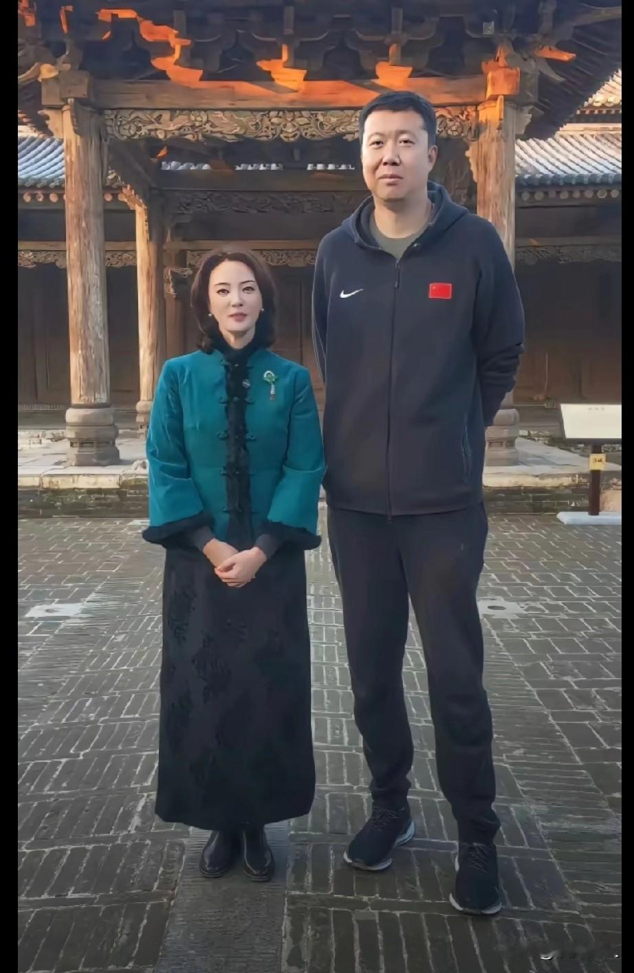 刘芳菲174cm的身高是真让人意外，太高挑了吧？可跟214cm的王治郅同框，那身