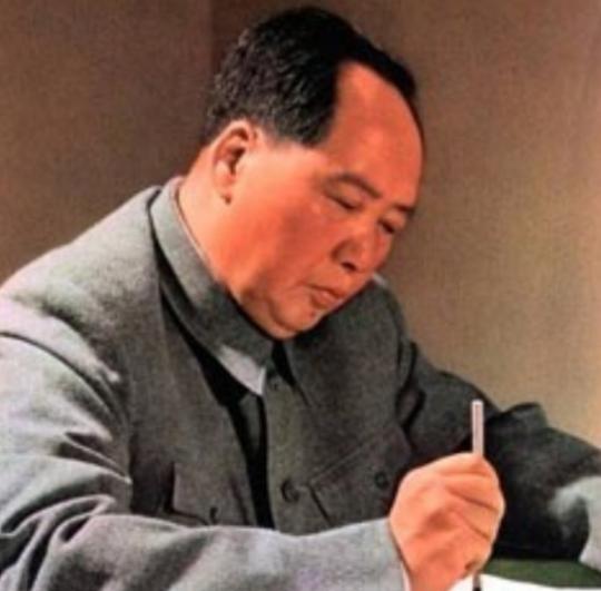 1941年，皖南事变发生，消息传到延安，窑洞里的毛主席沉默良久后，说了一句：“不