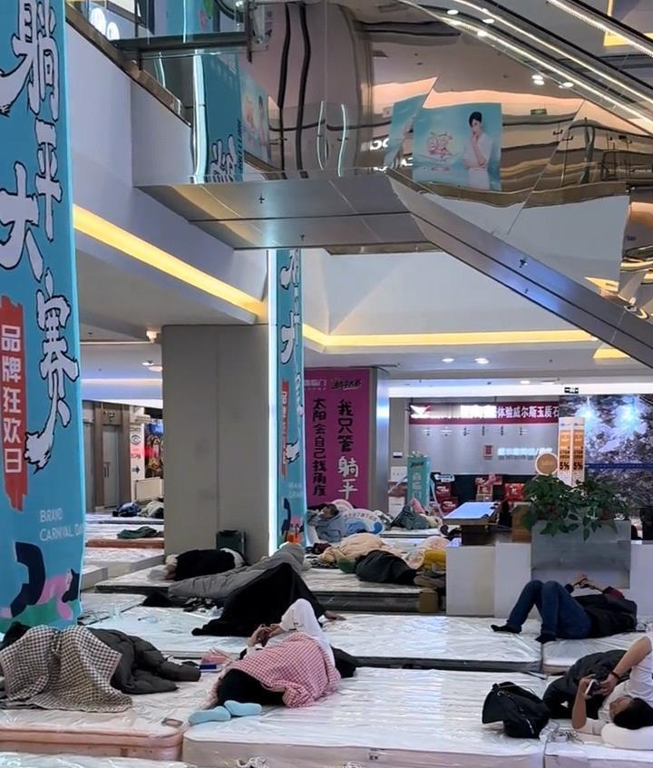 内蒙古，一上场内举办“躺平”大赛，比赛不限制时间，甚至能点外卖，看手机，唯独不能