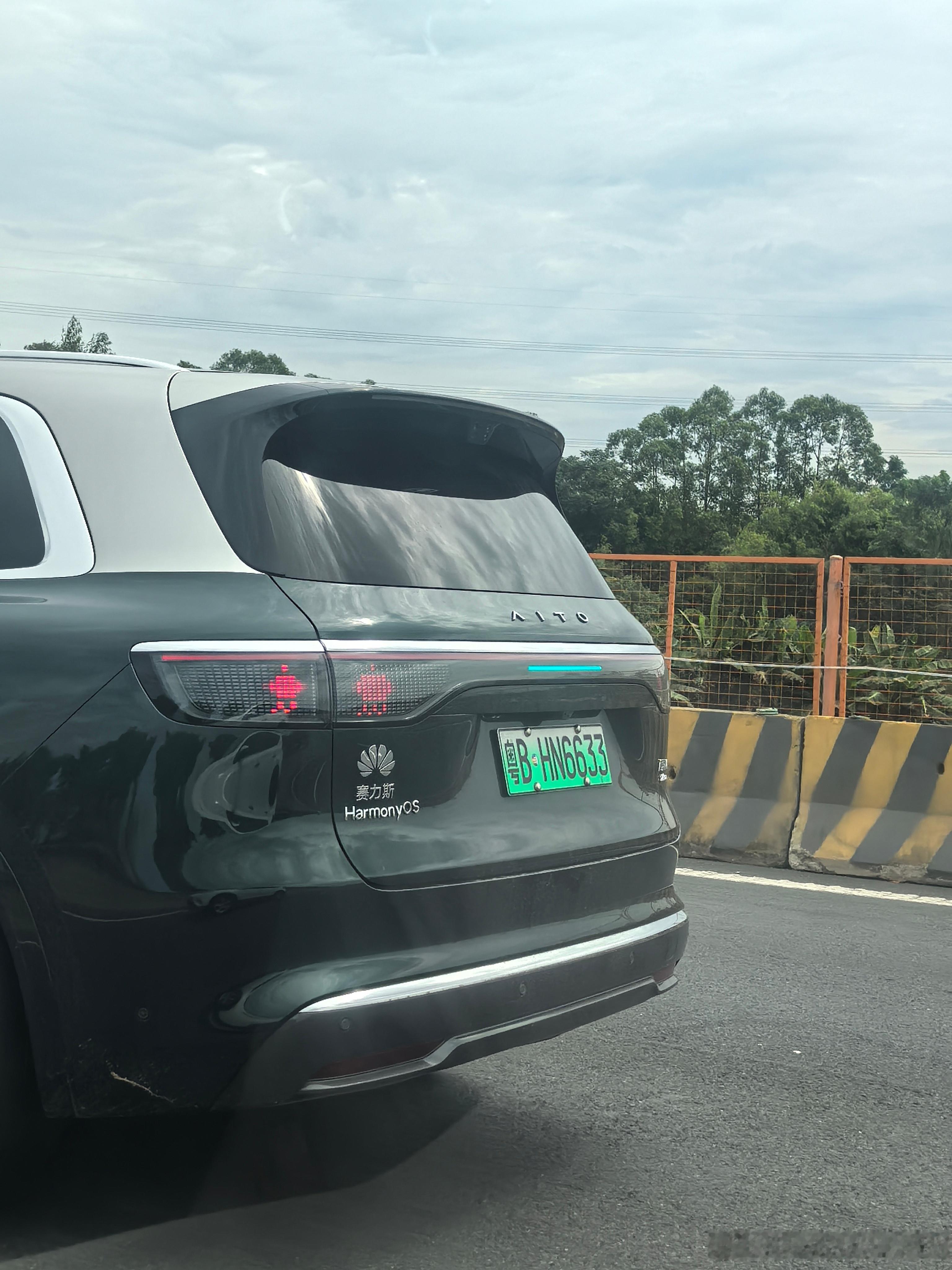 路上看到问界汽车，后面自己贴上了鸿蒙OS、华为标志。（赛力斯三个字是出厂自带，不