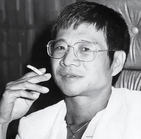 1957年，倪匡伪造多枚公章、证件及介绍信，从内蒙古畏罪潜逃至广州，七月间偷渡
