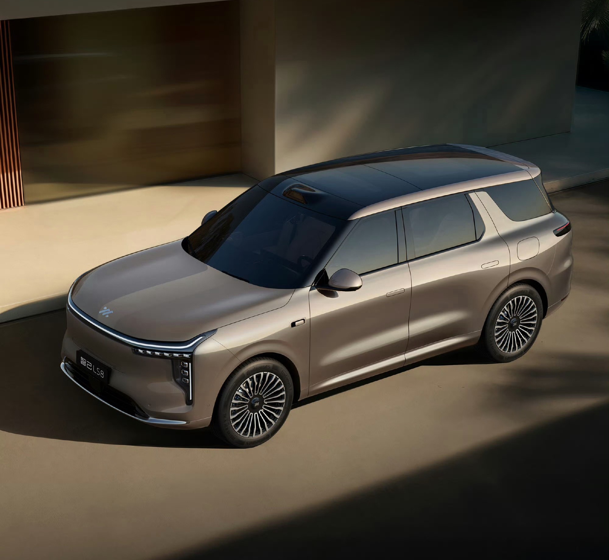 我一直挺欣赏智己的，在现在这个全行业互抄、设计高度同质化的“卷王”时代，智己的设