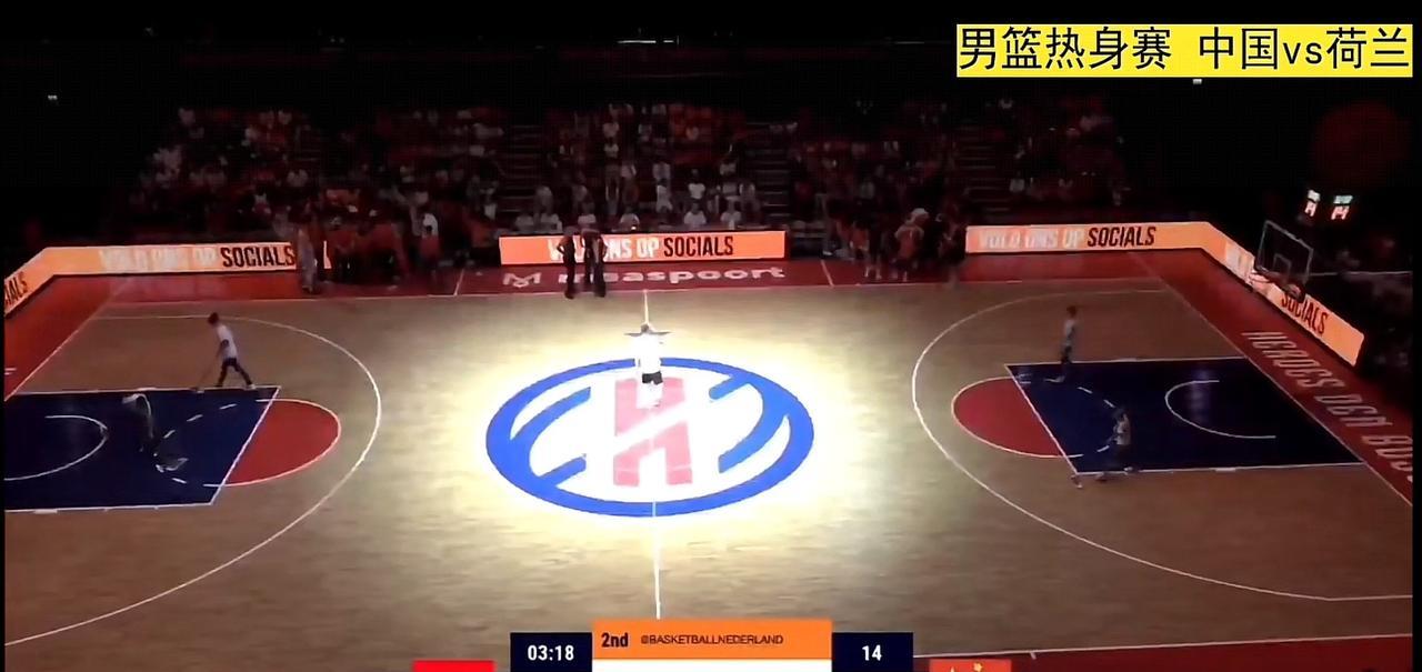 半场比赛结束，中国男篮暂时以42:37领先荷兰队因为是热身赛的缘故，本场比赛没