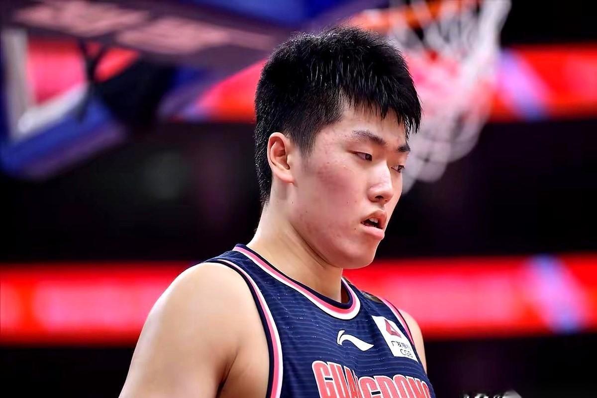 CBA补测名单一出，广东男篮的小前锋张皓嘉总算捏着汗搭上了末班车。但现在笑，太