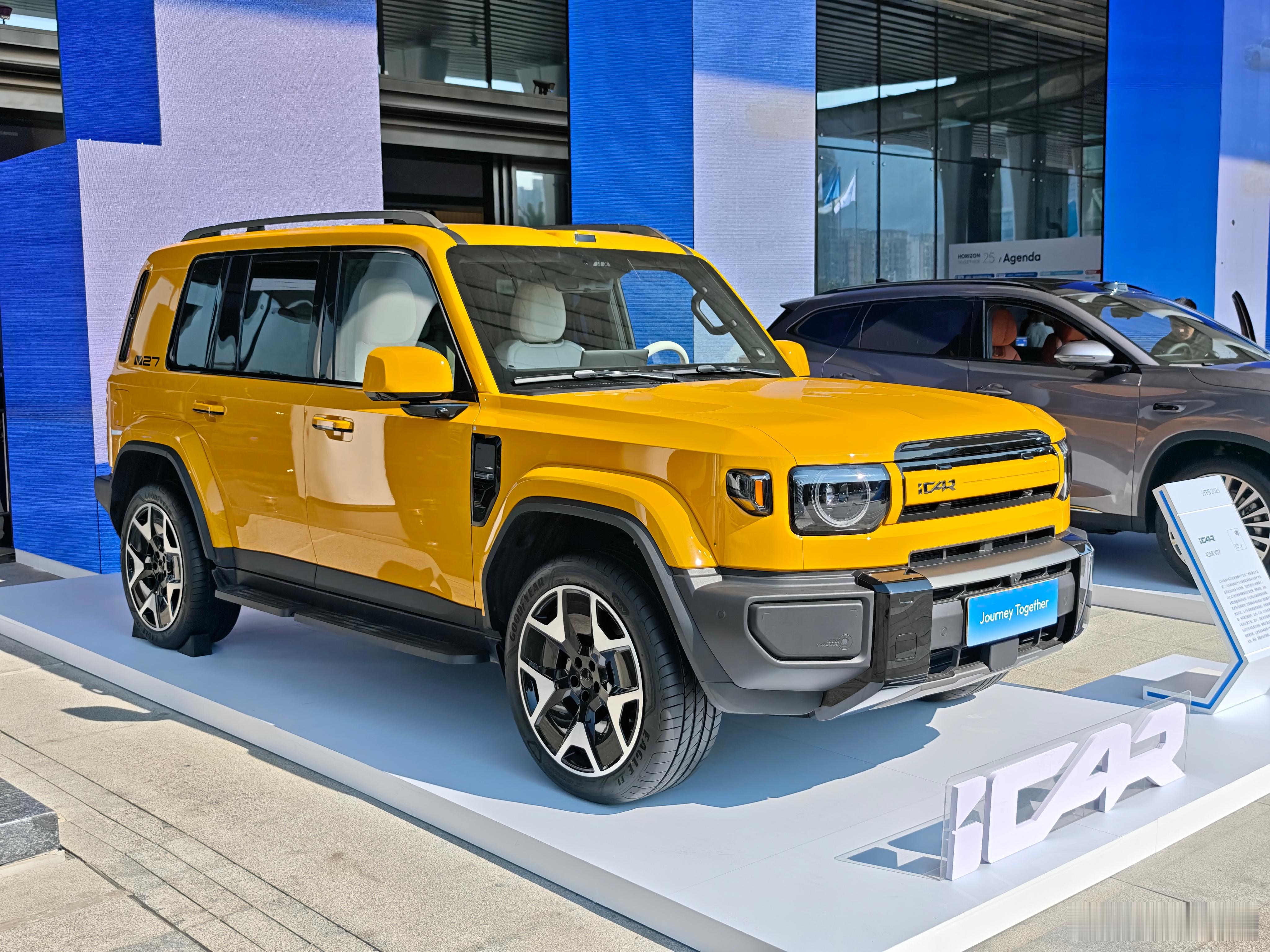 今天会场最受关注的车——iCarV27我说它：“可惜太像路虎卫士了。”说：“这
