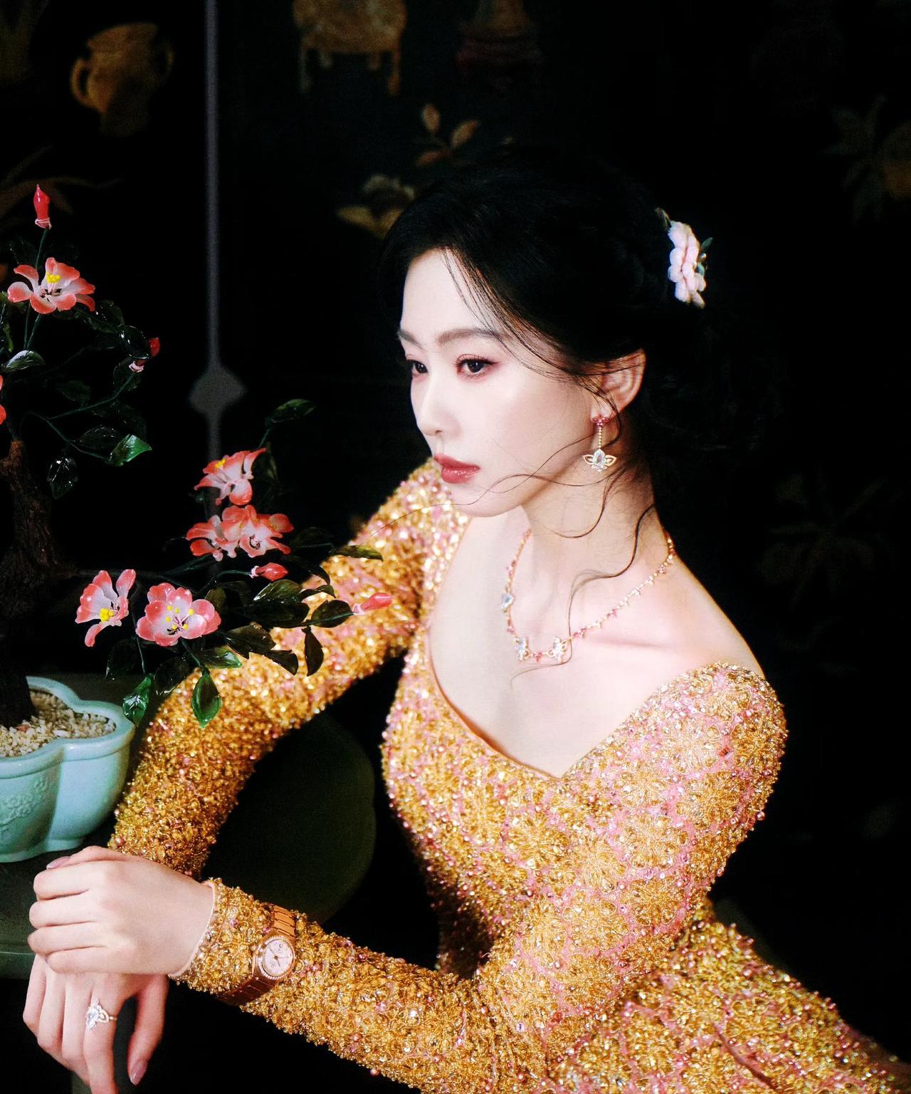 刘诗诗压轴登场，绒花映美人闪光