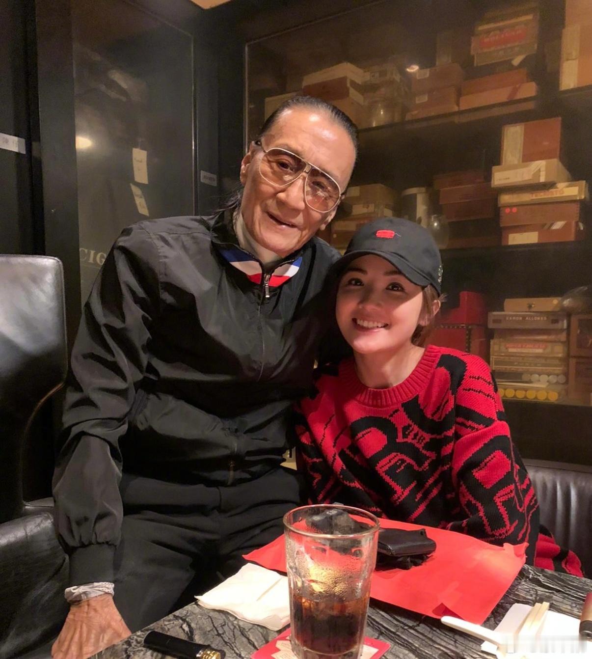 蔡卓妍发文悼念谢贤蔡卓妍晒与谢贤合照蔡卓妍发文悼念谢贤：“我最敬愛的四哥，一路