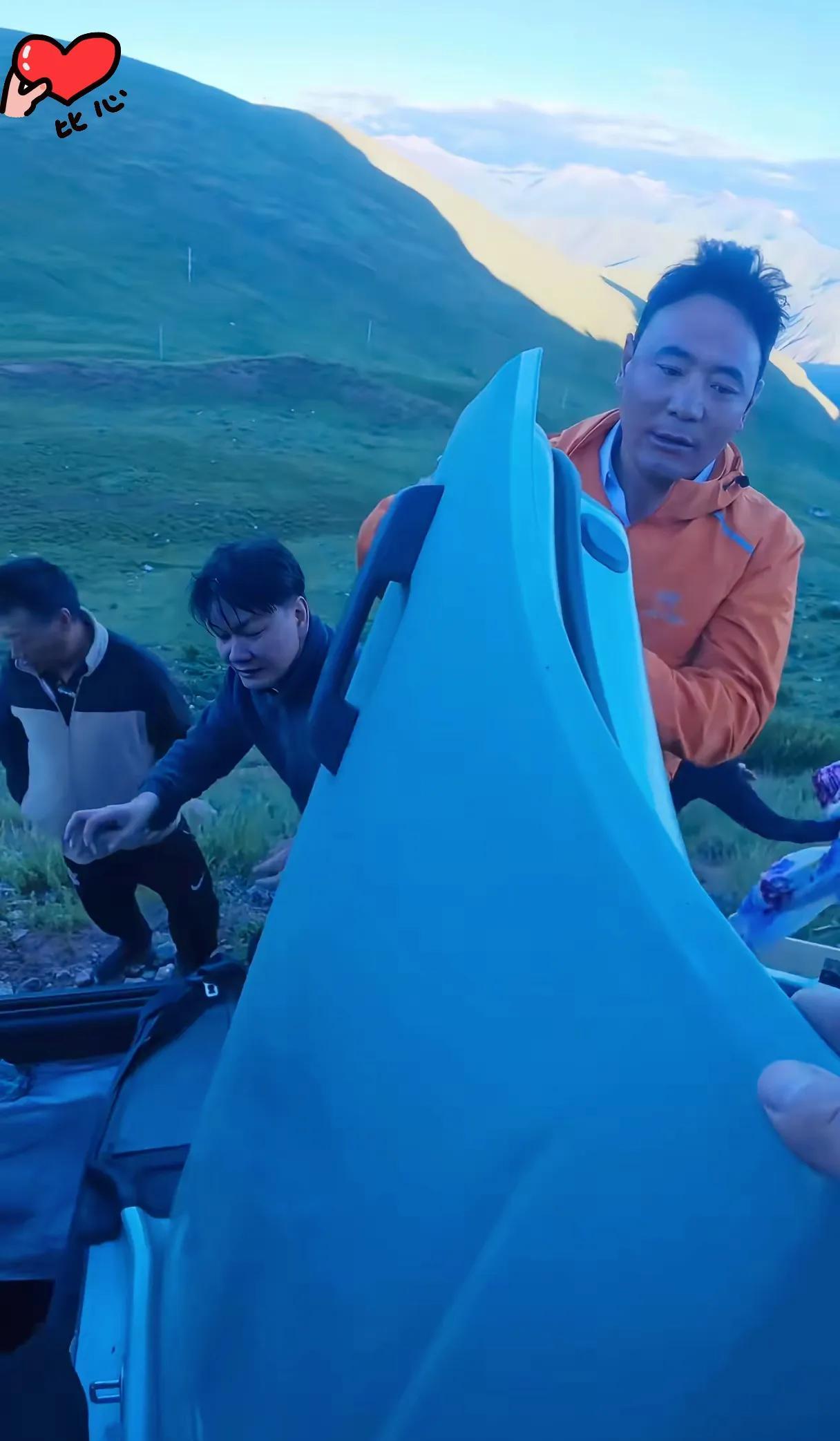 泪目了！一个在西藏自驾游的男子在孜珠寺刷牙，突然看到一辆越野车坠崖了！于是他赶紧