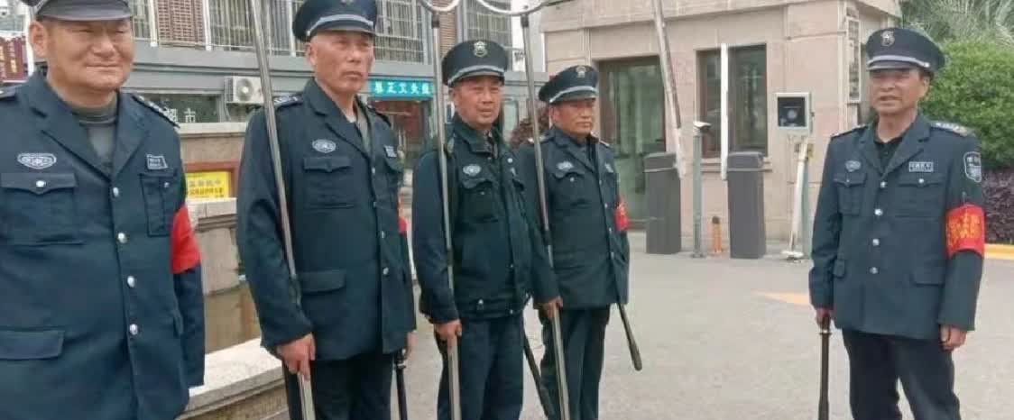 每个月交两百多的物业费，物业却只给请了4个六七十岁的老头来当保安，这合理吗？
