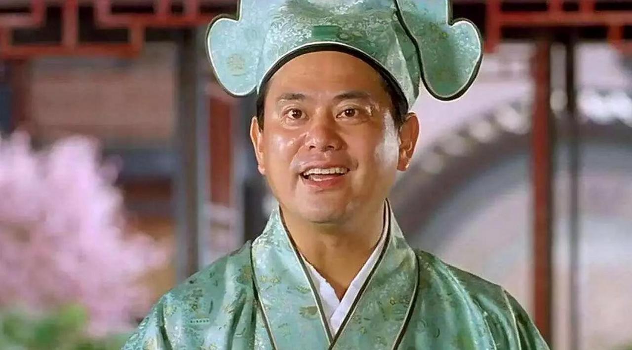 终于明白周星驰为什么没朋友了，合作过的陈百祥一语道破，“周星驰很高傲，自