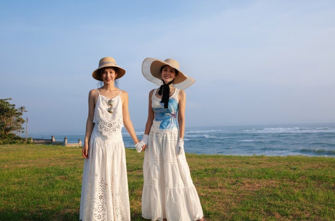 李冰冰姐妹春季合影写真～“跟你合影，只能靠抓拍”