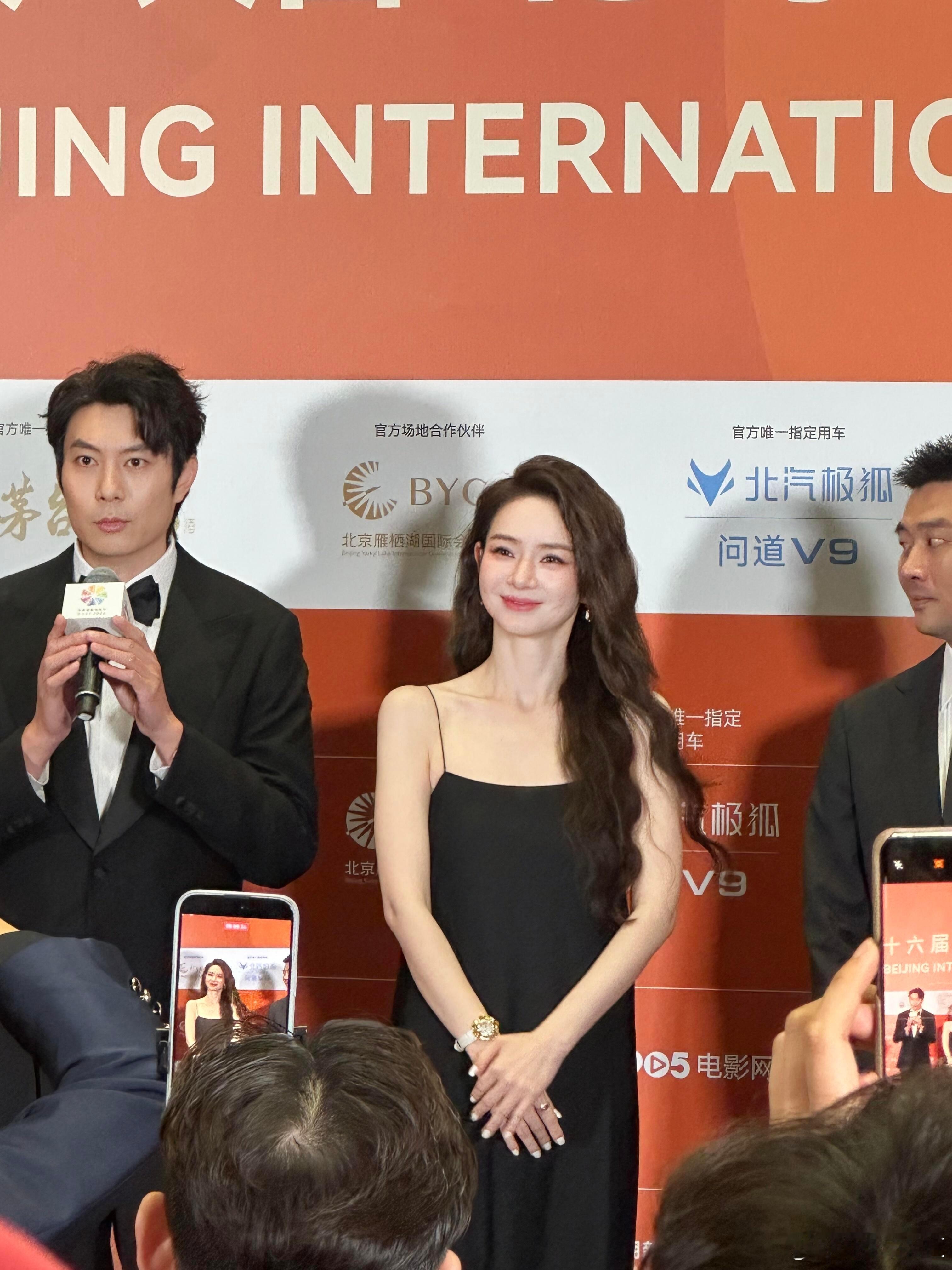 戚薇红毯为什么不能穿安睡裤戚薇：红毯礼服设计师问我打底要丝绸还是蕾丝，我说给我上