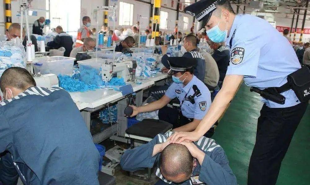 其实监狱里心灵手巧的人挺多的。因为监狱里面没有卖掏耳勺的，所以里面的掏耳勺几