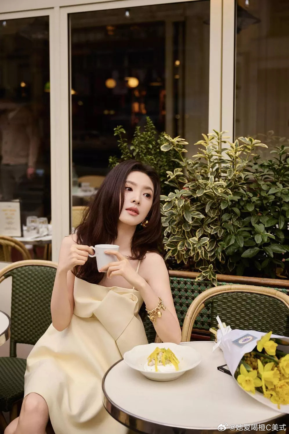 章若楠穿吊带裙性感优雅长发微卷眼神撩人又纯又欲