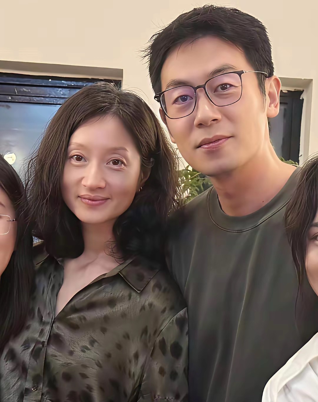 朱亚文老婆沈佳妮可真不爱化妆，不管拍戏还是私下聚会，都素面朝天的。她可真是一点儿