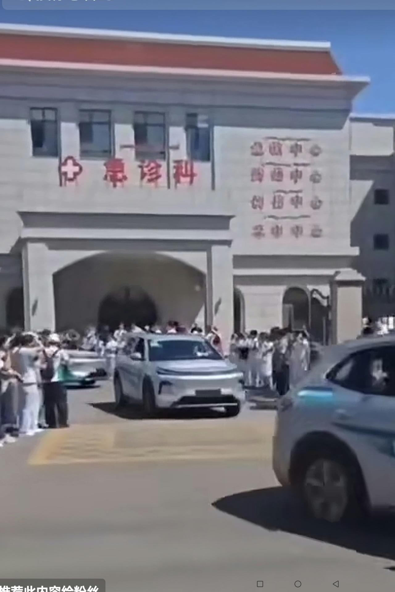 实话实说：这阵势，罕见又罕见的场景，还真是第一次看到有这样搞慈善捐赠活动的。说
