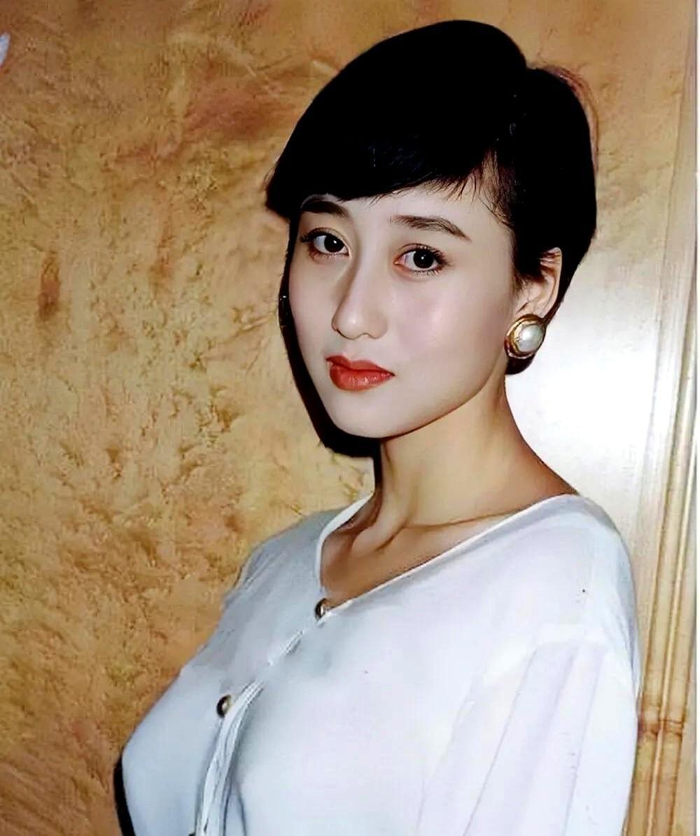 李连杰是什么眼光，感觉李连杰前妻比这个利智漂亮多了，黄秋燕看着小家碧玉，小鸟依人