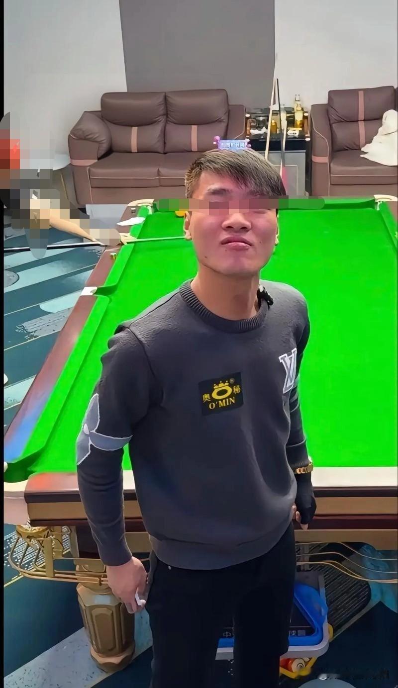 好家伙，这事儿真是活久见！一个百万粉丝的台球网红，叫苏A，正开着直播呢，突然