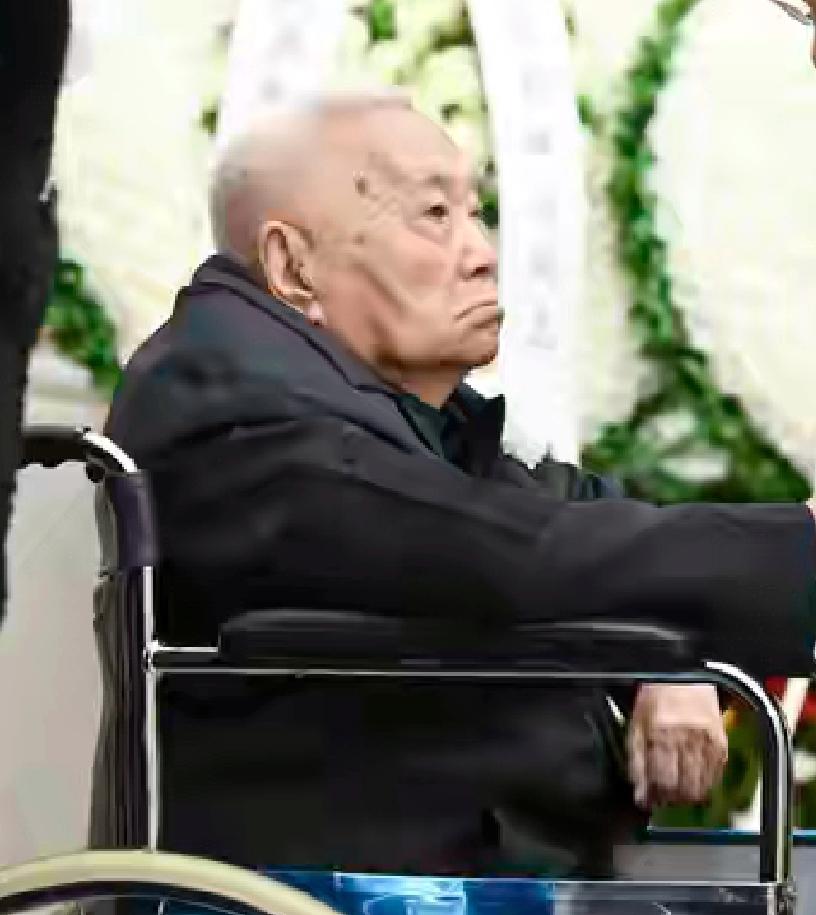 彭珮云遗体告别，左侧一排家属区，丈夫王汉斌，100岁高寿坐在轮椅上，站着依次应该