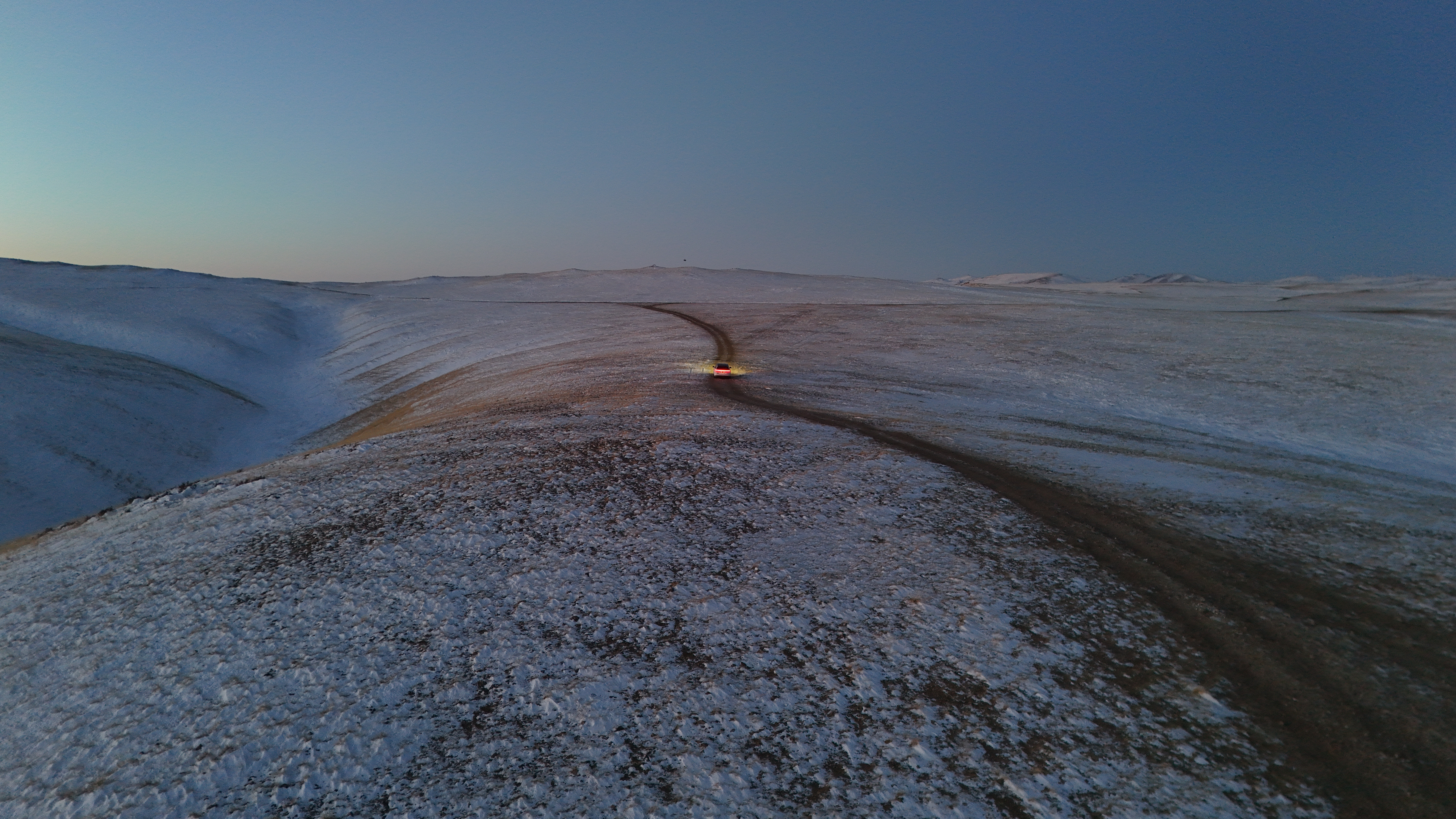 日落时刻的呼伦湖简直不要太美，但也同样也给了我们一个坎坷艰辛的ending～希望