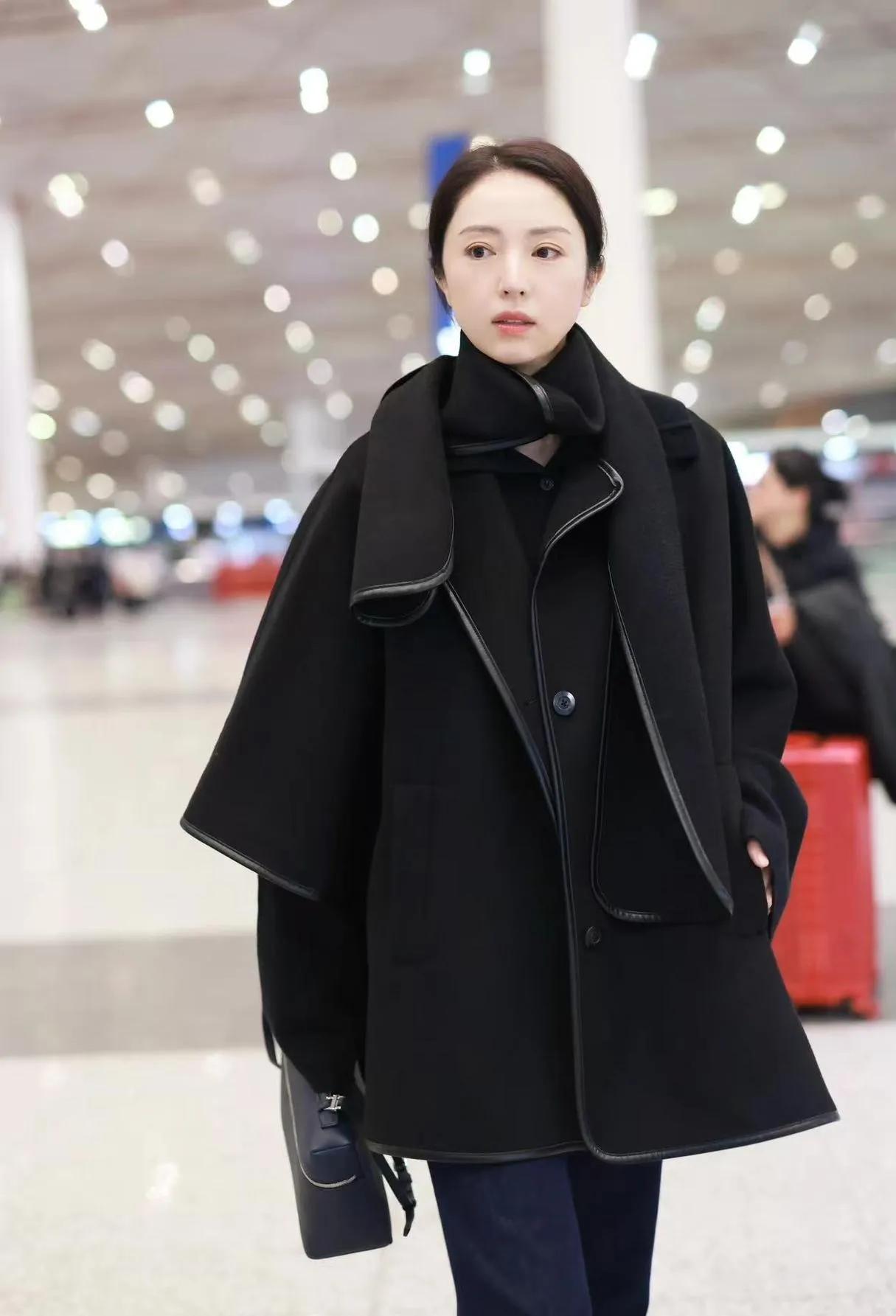 董璇这组机场穿搭，把“中年松弛感”焊在身上了！谁懂啊！董璇这一身黑大衣+围
