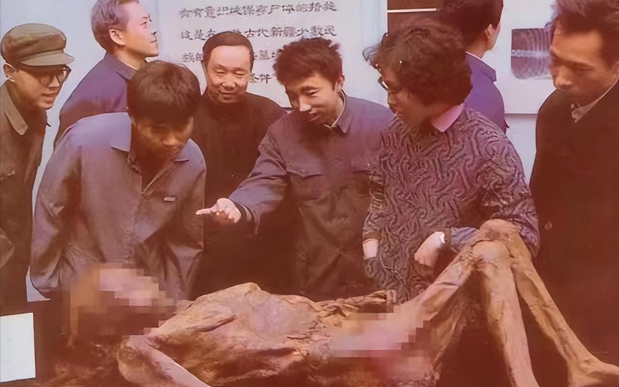 “造孽啊！”1994年湖北荆门的一处工地上，施工队意外挖出个一米多宽的洞口，探头