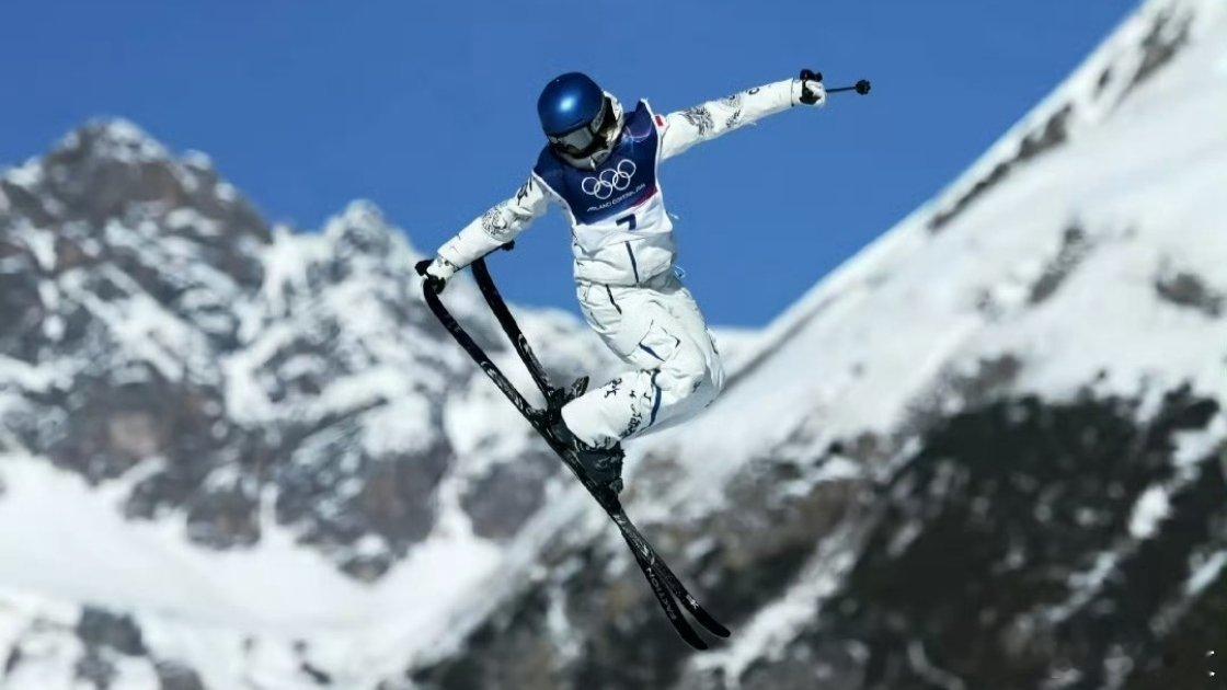 谷爱凌才是货真价实的夯爆了谷爱凌的大跳台神图简直刷不完！每一次腾空都像在向世界