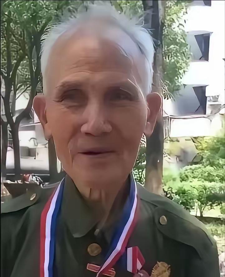 1945年5月，机枪手曾岳峰因伤掉队，没想到，他遇到100名日军正在吃饭！他