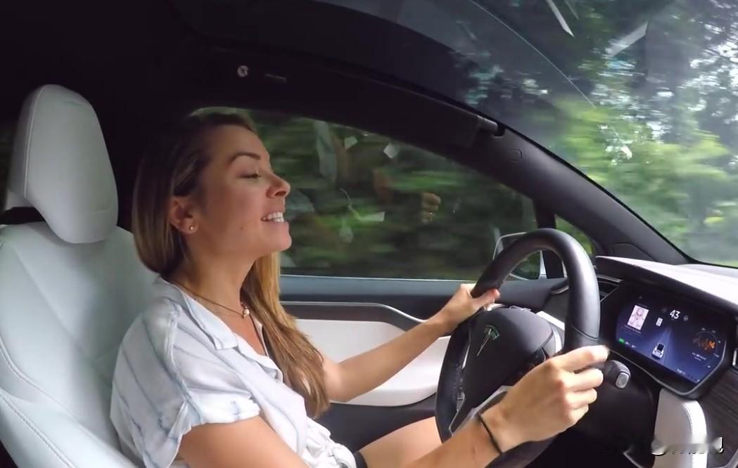 我今天被特斯拉的续航里程给"骗"了，心情很复杂。出发前显示还有380公里续航，