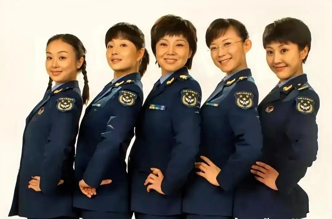 空政话剧团的几位美女，闫妮是营职，殷桃和戴眼镜的是连职，左右两边的是士官，但混