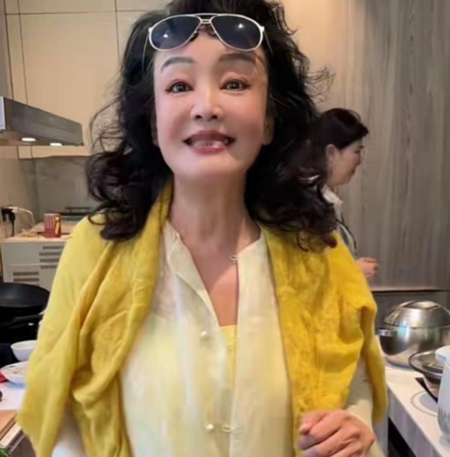 小菲筱梅第一次带小宝到兰姐家吃饺子兰姐一句话透露箖箖家庭地位娱乐