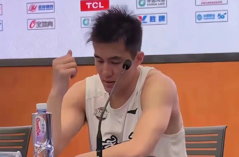 队友、主帅、对手评价徐杰！1.队友萨姆纳谈徐杰：“跟徐杰一起打球，真的非常开