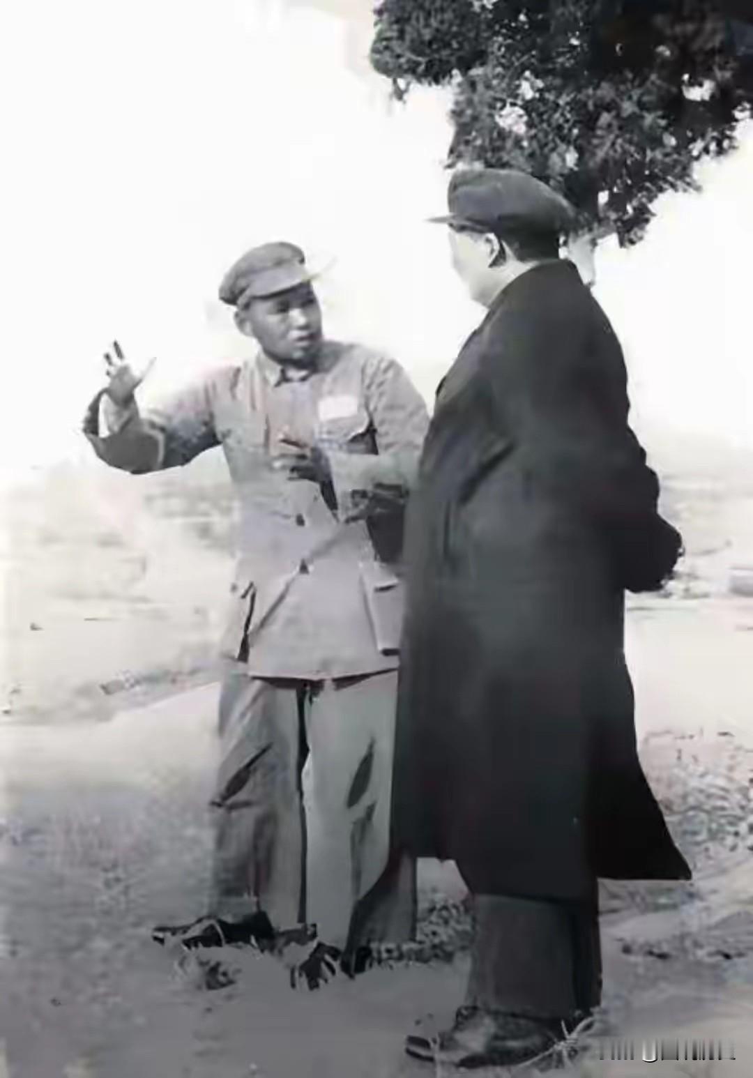 这张珍贵老照片我第一次见到！一位将军在和毛主席讨论着什么，看他手舞足蹈的模样