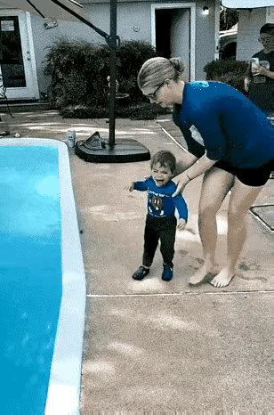 让孩子学游泳，也没有给孩子穿游泳服，衣服也没有脱，直接就放到了水里，孩子还能飘在