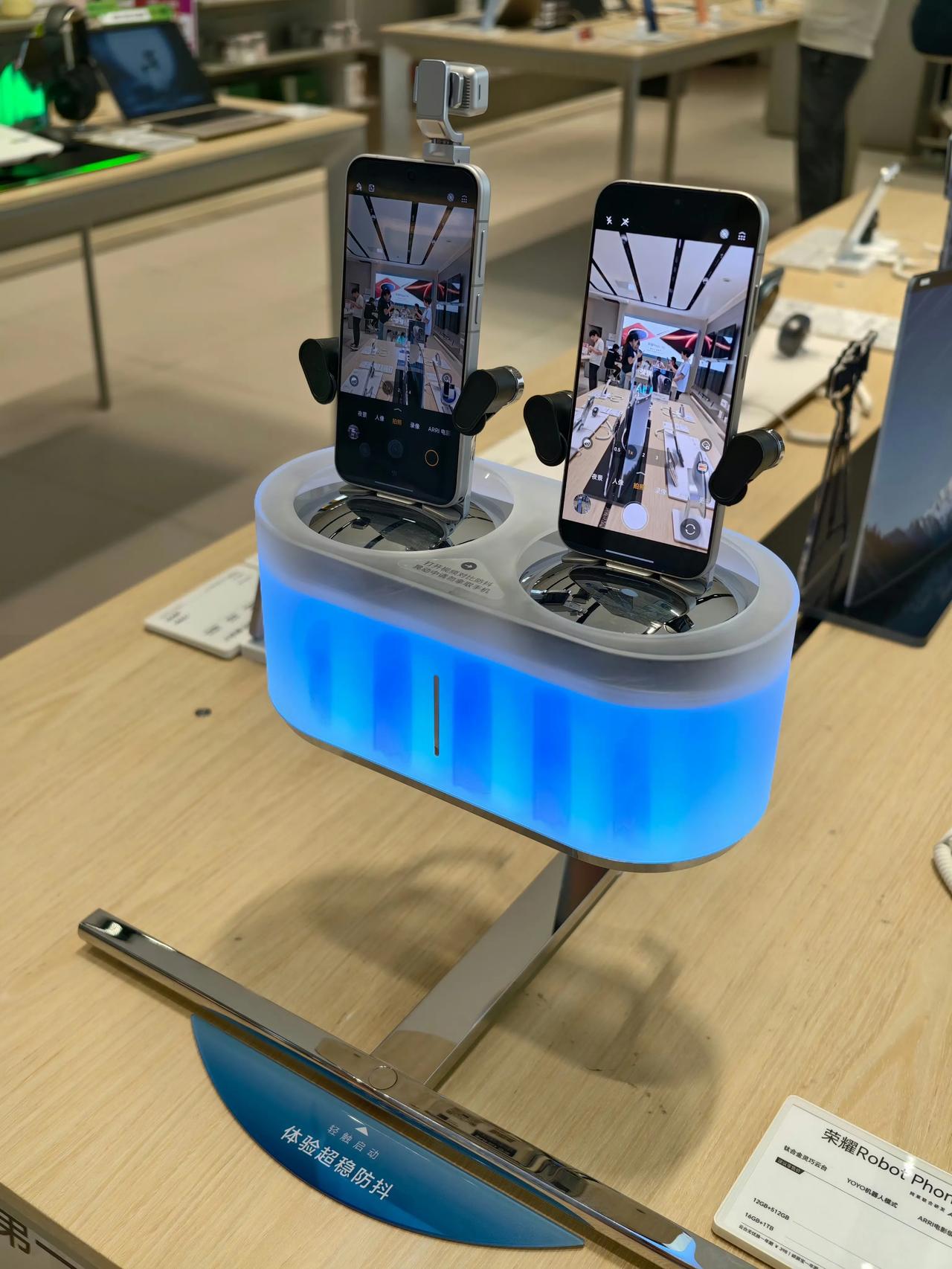 为了展示荣耀RobotPhone，线下门店直接摆了一台体验防抖效果的仪器，真是