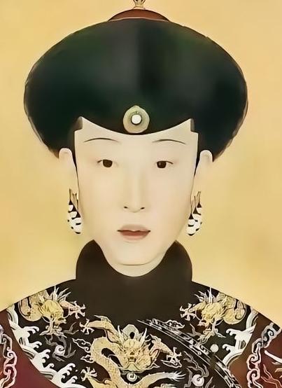 1765年，38岁高龄的令妃产子不久，乾隆前来探望。看着令妃丰满成熟的身体，乾隆