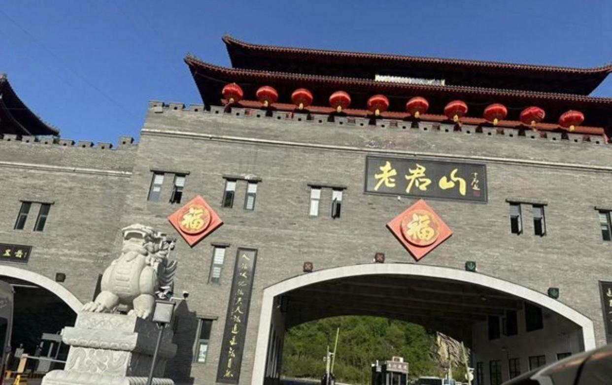 这次支持导游！河南老君山，一辆旅行团大巴车登上了热搜，因为8个人迟到被导游丢下了
