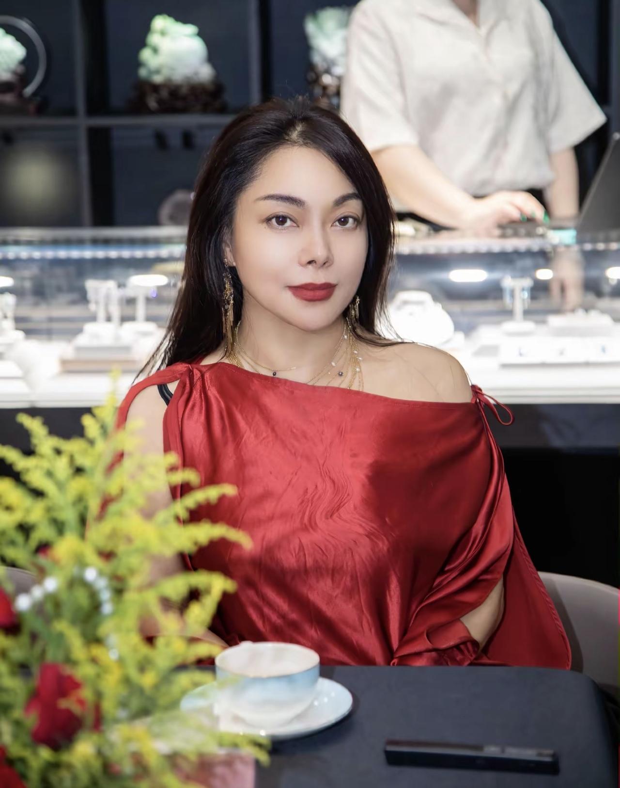 张雪一句“阿波罗老板娘特别漂亮”，直接引爆全网人肉搜索，硬生生把新车热度给盖过去