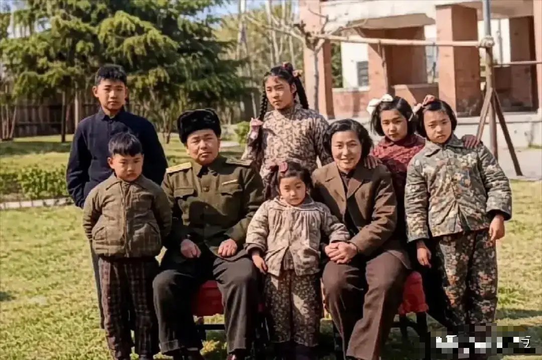 1958年，许世友上将与夫人田普以及6个孩子在南京家中院子的合影