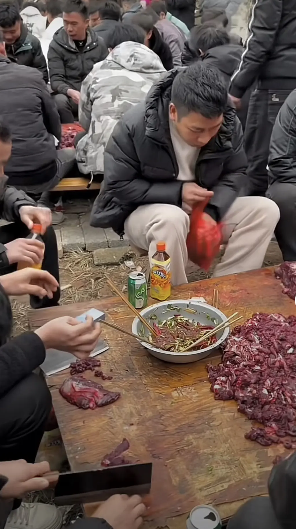 生肉已经逆天了，但看到那红红的掉漆的木板我更震惊了！