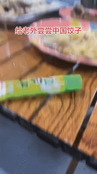 在非洲工作的中国人请当地的黑人品尝咱们中国的传统美食:饺子。他们也是第一次吃中