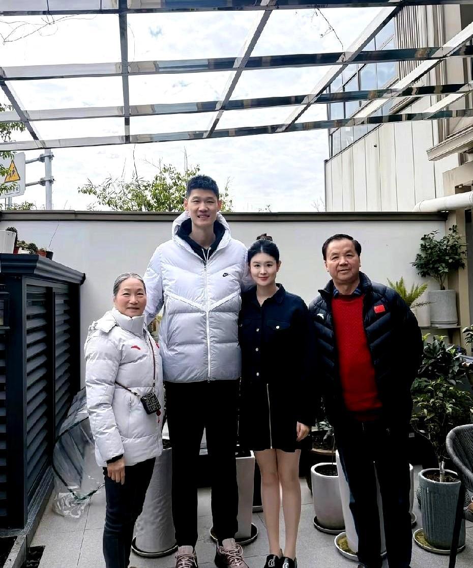 千万顶薪的胡金秋，竟然陪着老婆，去拜访一个自己压根不认识的老师。他不是把老