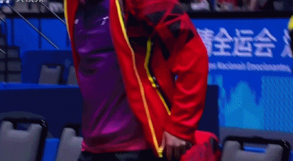 广东队的教练张超，绝对是本届全运会混双比赛，最激动的一个人张超教练在场下的肢