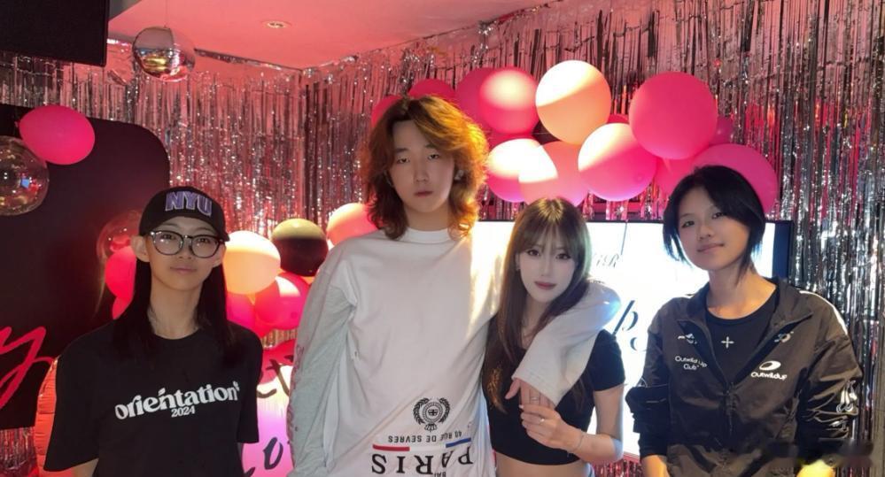 高露女儿17岁庆生照流出，190男友搂肩捏下巴超甜蜜，两年恋情获妈妈认可