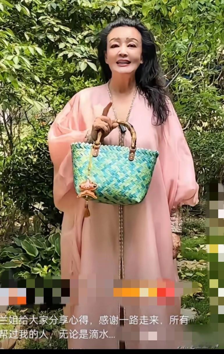 孩子简介只提妈妈，张兰沉默不提孙女，大人恩怨别牵扯小孩，各自安好就好，不给他们钱