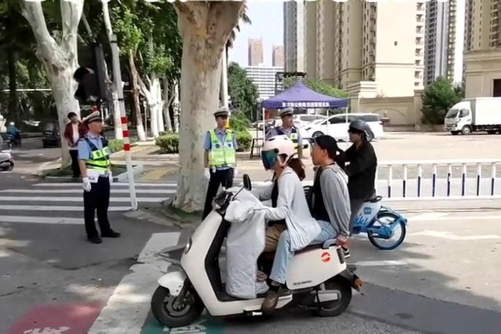 交警严查“3种”电动车，网友:看的我有些社恐了，做正确就不怕哦！最近不少网