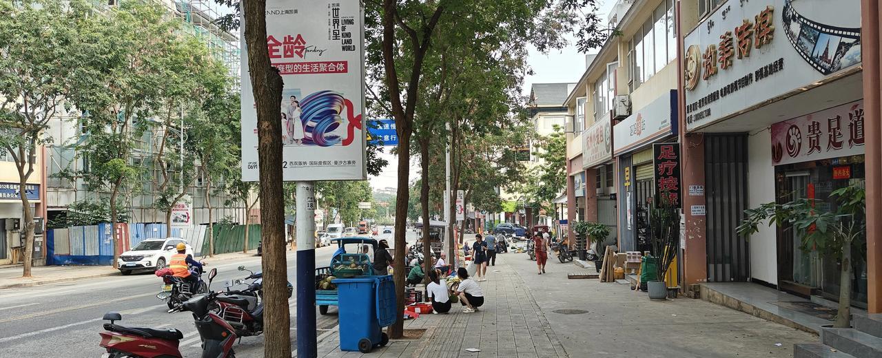 20多年前我们喝酒去的最多的馆子就是黄河路上的灰姑娘火锅了，原因有二；一个是我们